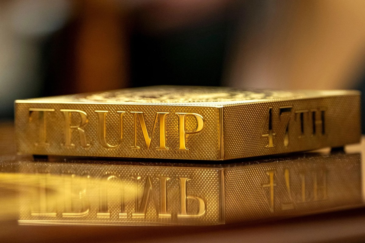 L'or revêt une importance particulière pour Donald Trump. Sur la photo, on peut voir un dessous de verre en or lors d'une conversation entre le président américain et le président français E ...