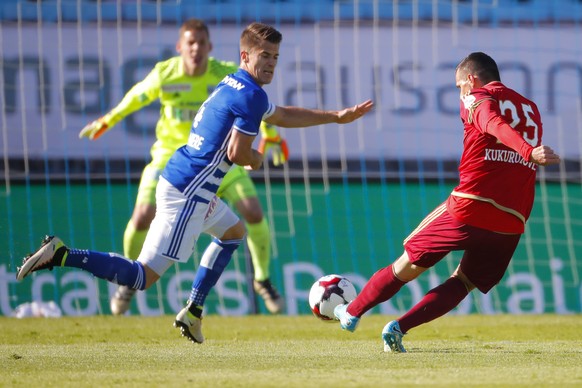 Le milieu vaduzien Stjepan Kukuruzovic, a droite, marque contre le defenseur lausannois Jeremy Maniere, au centre, et le gardien lausannois Thomas Castella, a gauche, lors de la rencontre de football  ...