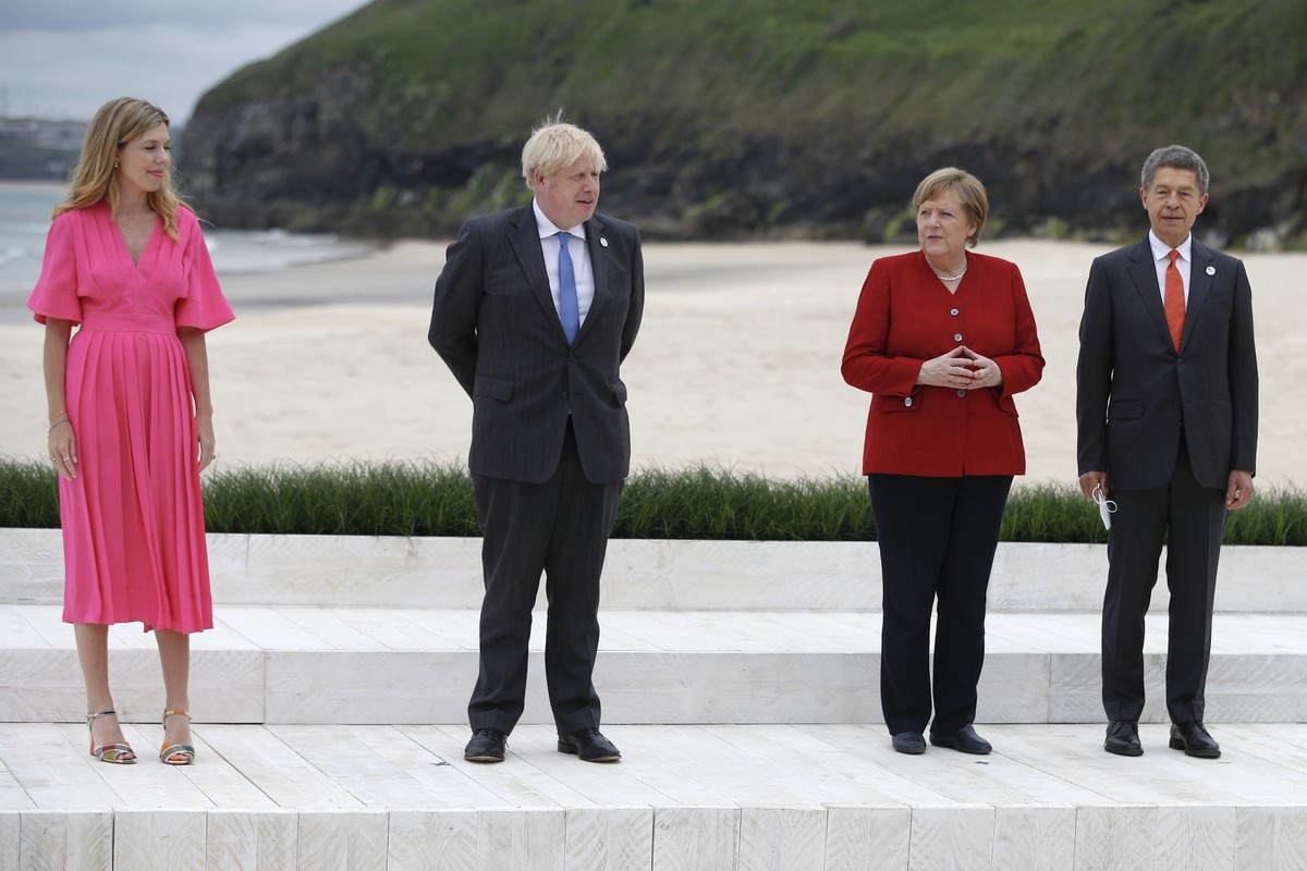 epa09262325 Britain's Prime Minister Boris Johnson (2-L) and his spouse Carrie Johnson (L) pose with German Chancellor Angela Merkel (2-R) and her spouse Joachim Sauer (R) during the G7 summit in ...