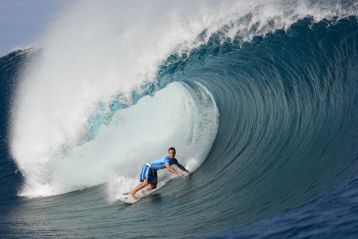 Kauli Vaast, of France, surfs during the third round of surfing competition at the 2024 Summer Olympics, Monday, July 29, 2024, in Teahupo'o, Tahiti. (AP Photo/Gregory Bull)