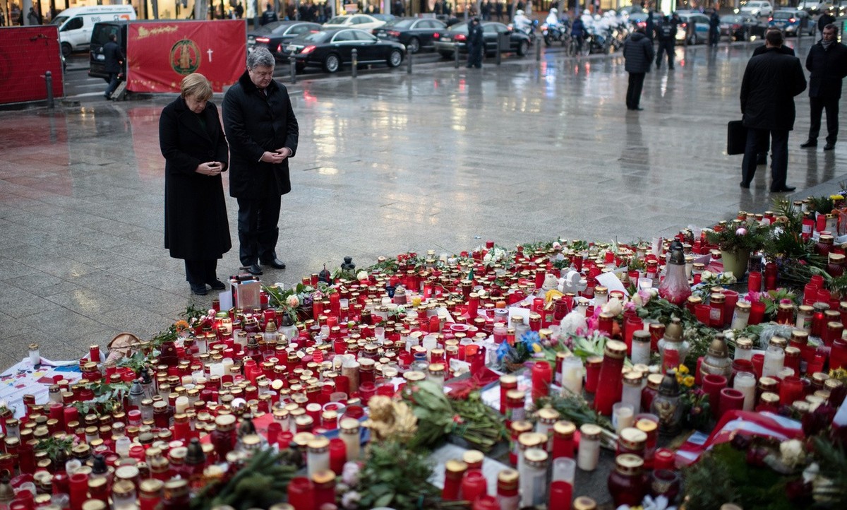 Bundeskanzlerin Angela Merkel (l, CDU) und der Pr�sident der Ukraine, Petro Poroschenko, gedenken am 30.01.2017 am Breitscheidplatz vor der Ged�chtniskirche in Berlin den Opfern des Terroranschlags. ( ...