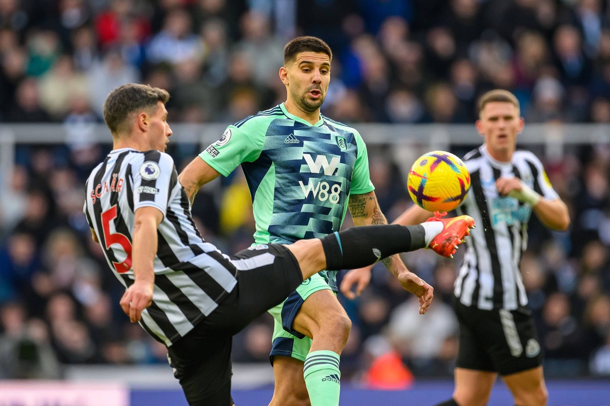 Newcastle United v Fulham Premier League 15/01/2023. Newcastle s Fabian Schar clears the ball ahead of Fulham s Aleksandar Mitrovic during the Premier League match between Newcastle United and Fulham  ...