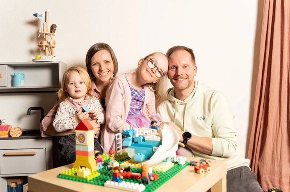 Schnellere Diagnose von seltenen Erkrankungen – die betroffene Familie Heskamp erzählt. Am 4. Februar 2025 in Zeiningen. Auf dem Bild: Lena und Christian mit ihren Töchtern Fine und Tilda (mit Brille) ...