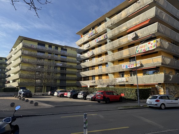 Mit Transparenten an den Balkonen machen die gekündeten Mietenden ihrem Unmut Luft.
