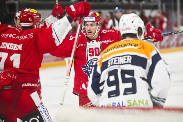 Die Rapperswiler Nicklas Jensen, links, und Jordan Schroeder, bejubeln das 3-3, im Eishockeyspiel der National League zwischen den Rapperswil-Jona Lakers und dem EHC Kloten, am Donnerstag, 21. Dezembe ...