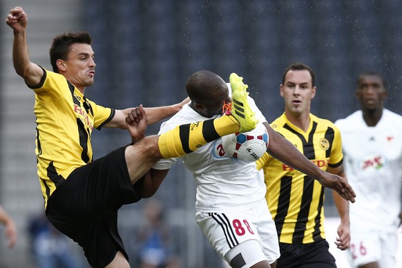 Bern&#039;s Alain Rochat, left, fights for the ball with Debrecen&#039;s l&#039;Imam Seydi during their Europa League Play-offs first leg match between Switzerland&#039;s Young Boys Bern and Hungary&# ...