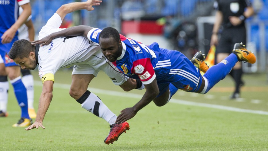 Der Luganese Jonathan Sabbatini, links in Zweikampf mit dem Basler Eder Balanta, rechts, im Fussball Meisterschaftsspiel der Super League zwischen dem FC Basel 1893 und dem FC Lugano, im Stadion St. J ...