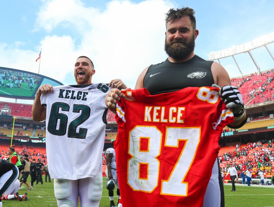 NFL, American Football Herren, USA Philadelphia Eagles at Kansas City Chiefs, Sep 17, 2017 Kansas City, MO, USA Kansas City Chiefs tight end Travis Kelce 87 and Philadelphia Eagles center Jason Kelce  ...