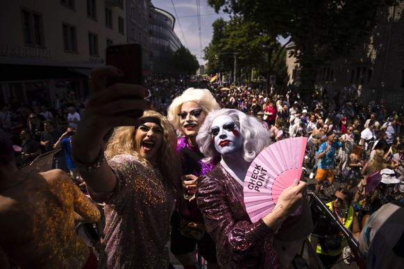 epa10696701 People pose for a selfie as they take part in the Zurich Pride parade in Zurich, Switzerland, 17 June 2023. EPA/MICHAEL BUHOLZER