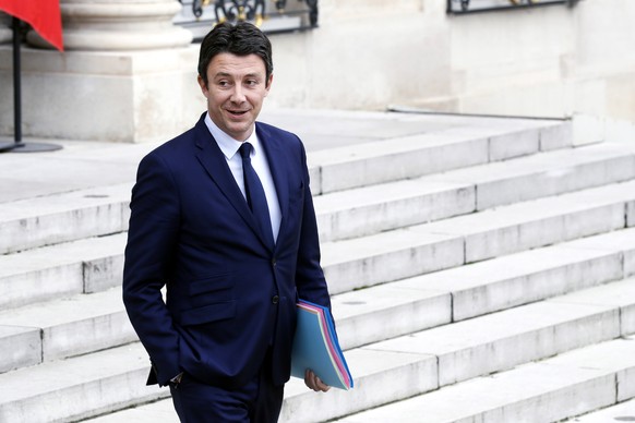 epa07209809 French Government&#039;s spokesperson Benjamin Griveaux leaves after a cabinet meeting at the Elysee Palace in Paris, France, 05 December 2018. EPA/ETIENNE LAURENT