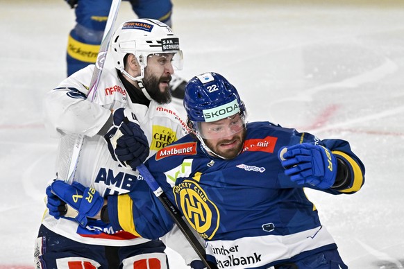 Jesse Virtanen (HCAP), gegen Brendan Lemieux (HCD), v.l., im Eishockey Spiel der National League zwischen HC Davos, HCD und HC Ambri-Piotta, HCAP, am Samstag, 03. Januar 2026, in der zondacrypto-Arena ...