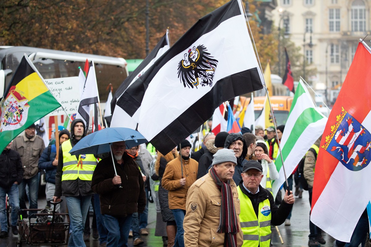 epa07983488 A march of the far-right group 'Reichsbuerger' (lit. Citizens of the Reich) in Berlin, Germany, 09 November 2019. Demonstrators from several anti-fascist and left-wing organizati ...