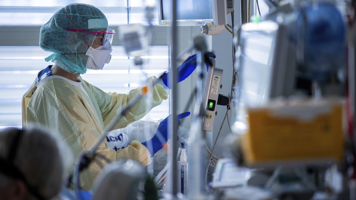 Nurse Franziska Strauss documents the treatment steps next to the bed of a Covid-19 patient at the intensive care unit of the University Hospital in Greifswald . Covid-19 patients have been treated at ...