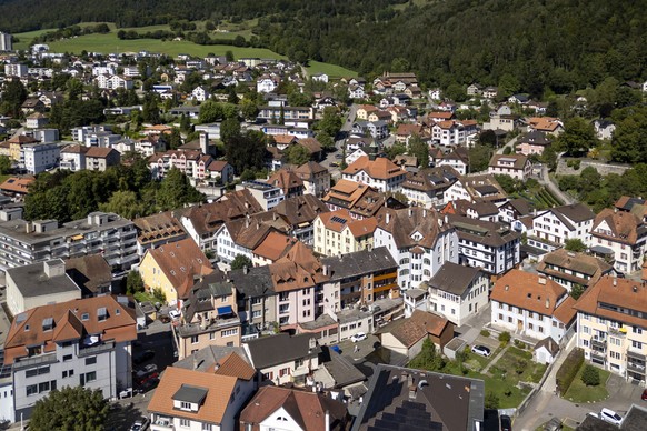 Drohnenaufnahme von Moutier, am Freitag, 6. September 2024. Am 22. September 2024 entscheidet die Stimmbevoelkerung der Kantone Bern und Jura ueber den Wechsel der Stadt in den Kanton Jura. (KEYSTONE/ ...