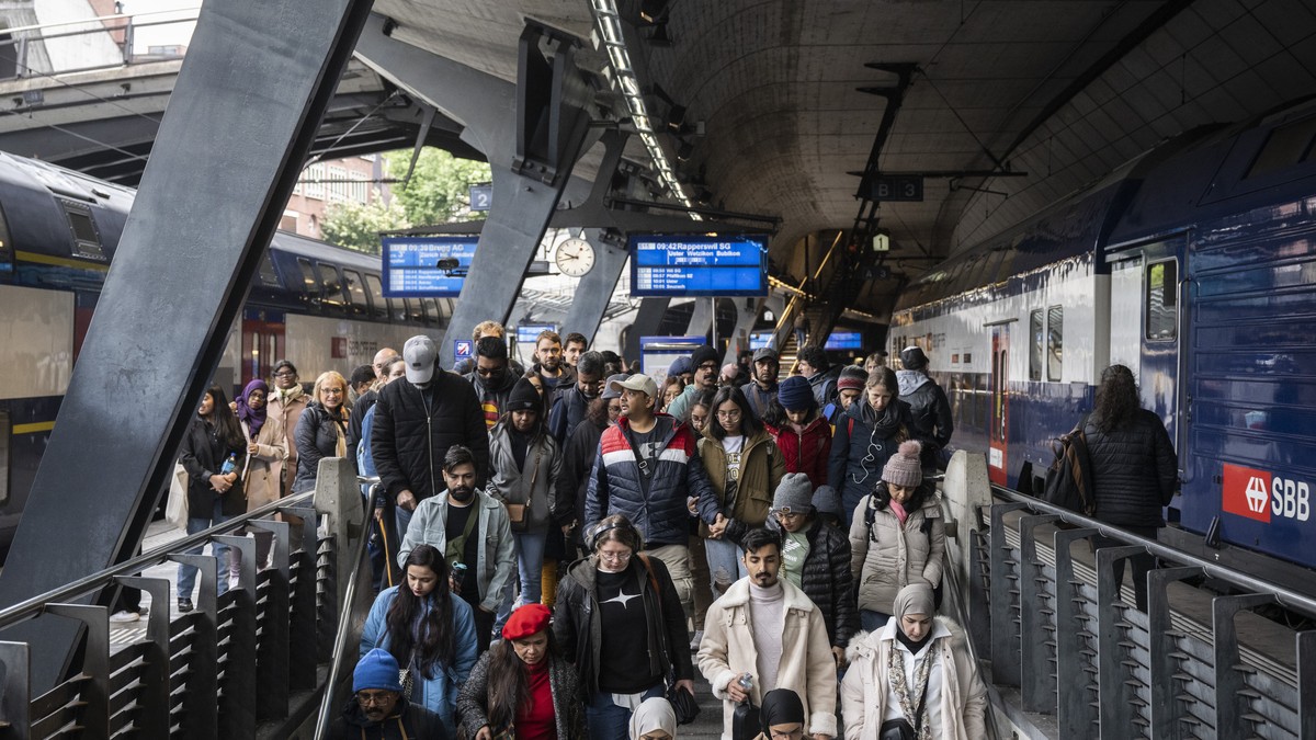 Menschen bewegen sich auf dem Bahnhof, aufgenommen anlaesslich einer Medienkonferenz zum Ausbau des Bahnhofes Stadelhofen im Rahmen des "Ausbauschrittes STEP 2035", am Donnerstag, 20. April  ...