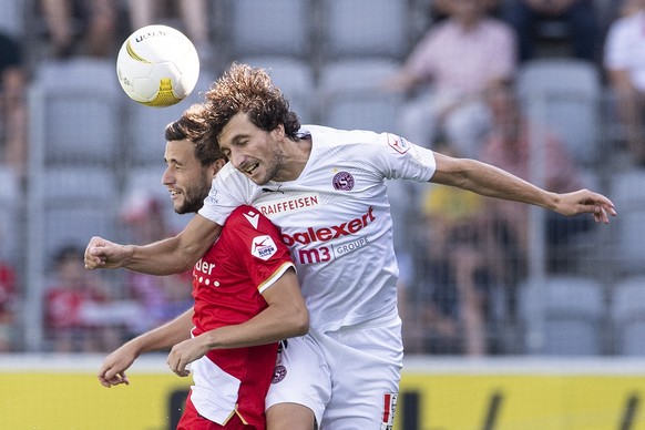 Thuns Sven Joss, links, im Duell mit Servettes Miroslav Stevanovic im Fussball Meisterschaftsspiel der Super League zwischen dem FC Thun und Servette FC Genf, am Sonntag, 25. August 2019, in der Stock ...