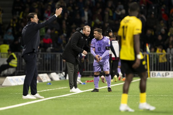 Trainer Ludovic Magnin (FCB) (Mitte-links) und Xherdan Shaqiri (FCB) (Mitte-rechts) sprechen neben Trainer Gerardo Seoane (YB) (links) im Fussball Meisterschaftsspiel der Super League zwischen dem BSC ...