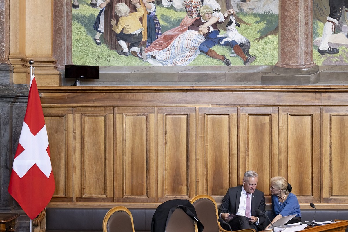 Staenderat Matthias Michel, FDP-ZG, links, und Nationalraetin Doris Fiala, FDP-ZH, rechts, sprechen waehrend der Herbstsession der Eidgenoessischen Raete, am Dienstag, 26. September 2023 im Staenderat ...