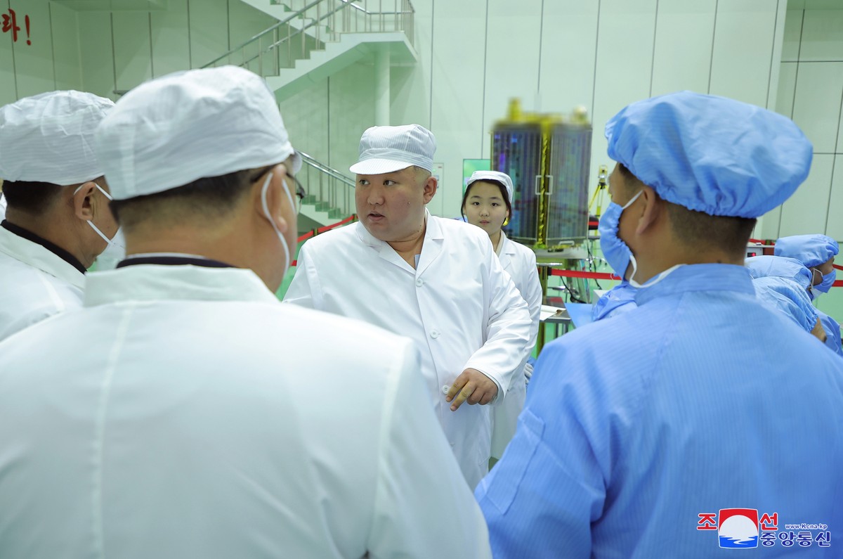Kim Jong-Un, au centre, accompagné par sa fille âgée de 10 ans, en train de guider les travaux concernant le satellite.