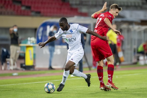 Le joueur zuerichois Tobias Schaettin, droite, lutte pour le ballon avec le joueur lausannois Anthony Koura, gauche, lors de la rencontre de football du Championnat Suisse de Challenge League entre le ...