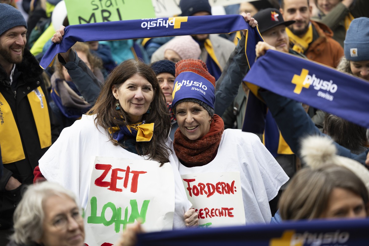 Kundgebungsteilnehmer protestieren gegen den Vorschlag des Bundesrates, den Tarif fuer die Physiotherapie zu kuerzen, bei einer Kundgebung der Physiotherapeutinnen und Physiotherapeuten, am Freitag, 1 ...