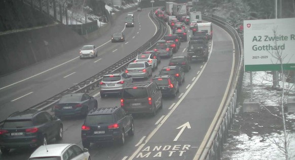 Der Stau vor dem Gotthard-Nordportal am Samstagmittag.