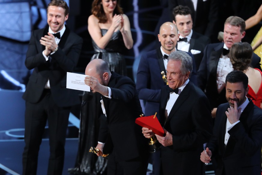 89th Academy Awards - Oscars Awards Show - Hollywood, California, U.S. - 26/02/17 - Jordon Horowitz holds up the card for Best Picture next to Warren Beatty and Jimmy Kimmel. REUTERS/Lucy Nicholson