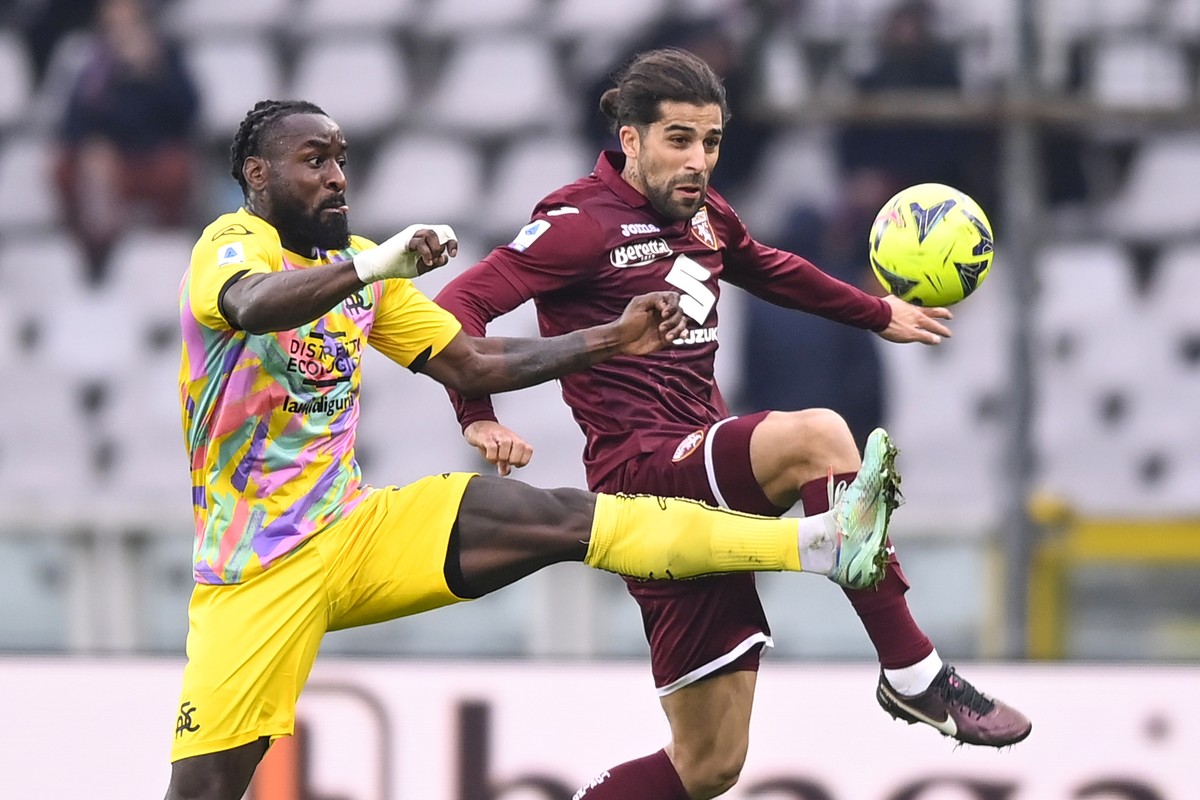 Spezia's M'Bala Nzola, left, and Torino's Ricardo Rodriguez fight for the ball during the Serie A soccer match between Torino and Spezia at Stadio Olimpico Grande Torino, in Turin, Ital ...