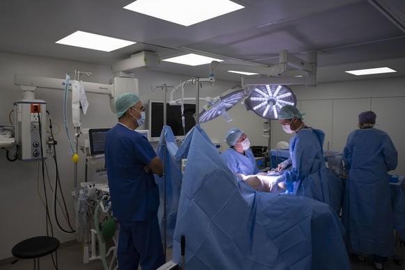 Trans-Frau Stephenie S. laesst sich im Rahmen der Effeminisierung Fett absaugen, fotografiert am Dienstag, 5. Oktober 2021 in Pfaeffikon, Kanton Schwyz. (KEYSTONE/Christian Beutler)