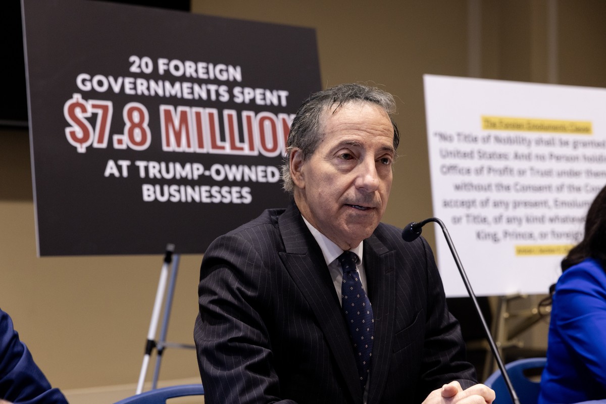 epa11057298 House Oversight and Accountability ranking member, Democratic Representative of Maryland Jamie Raskin delivers remarks on the release of a report alleging misconduct of the Trump administr ...