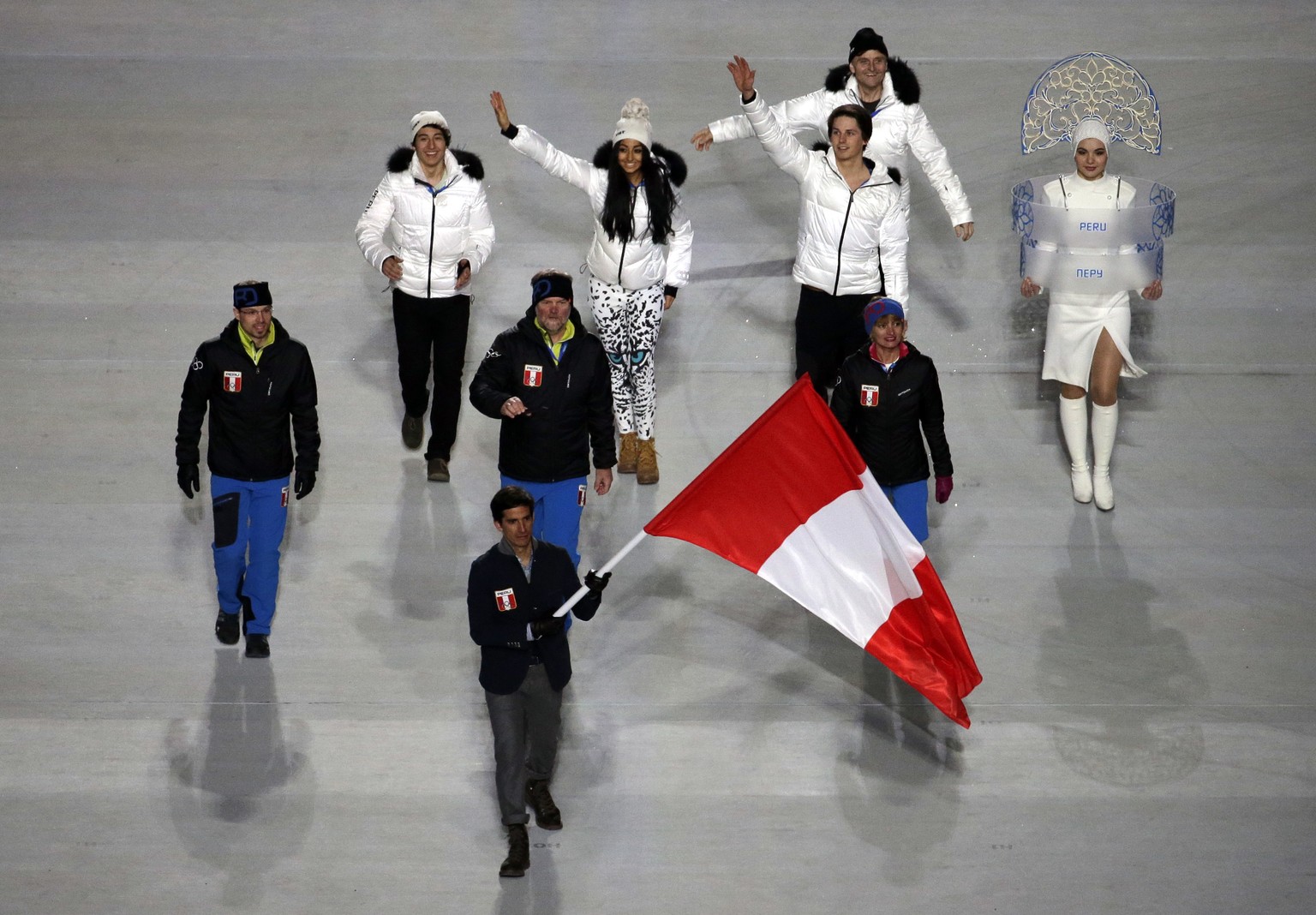 Die kleine Delegation Perus an der Eröffnungsfeier in Sotschi. Ornella Oettl Reyes gibt auch mit bunten Hosen statt rot-weisser Fahne eine gute Figur ab.