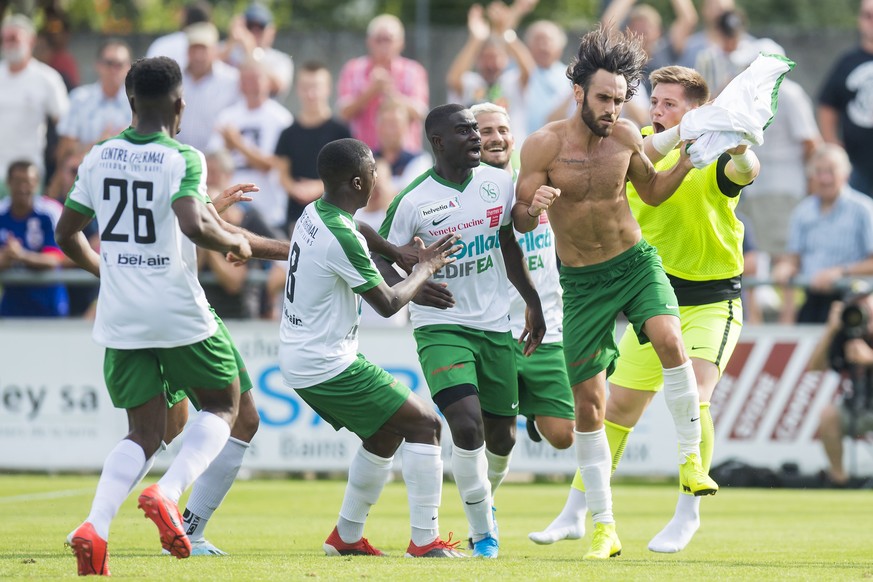 Joie du joueur vaudois Norman Peyretti, et de ses coequipiers apres avoir marque le but du 1:0 lors de la rencontre de Coupe de Suisse entre Yverdon-Sport FC et Neuchatel Xamax FCS le dimanche 18 aout ...