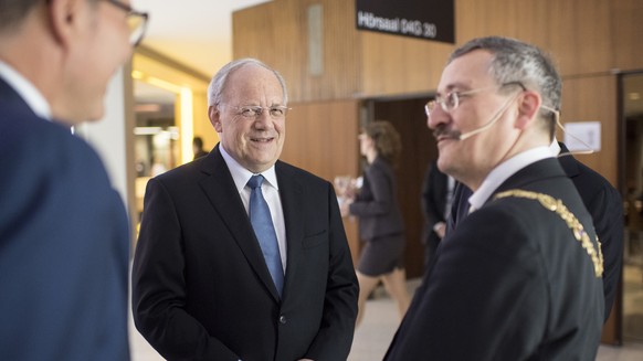 Johann Schneider-Ammann zusammen mit Rektor Michael Hengarter an der Universität Zürich anlässlich des «Dies Academicus 2016».