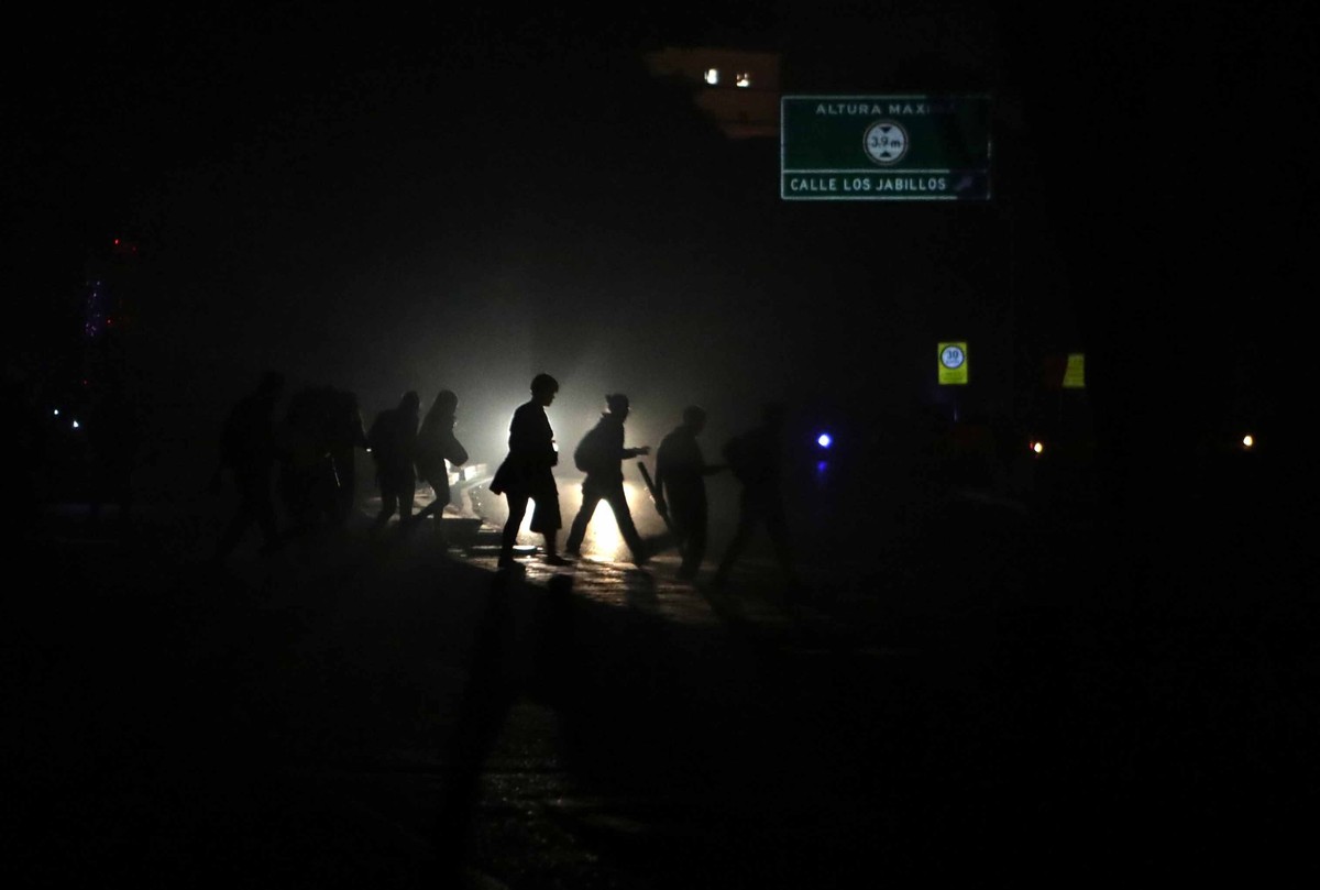 epa07422303 People walk in a street in the dark during a power outage in Caracas, Venezuela, early 08 March 2019. Venezuela suffered a power outage on 07 March that saw at least 14 states affected, in ...
