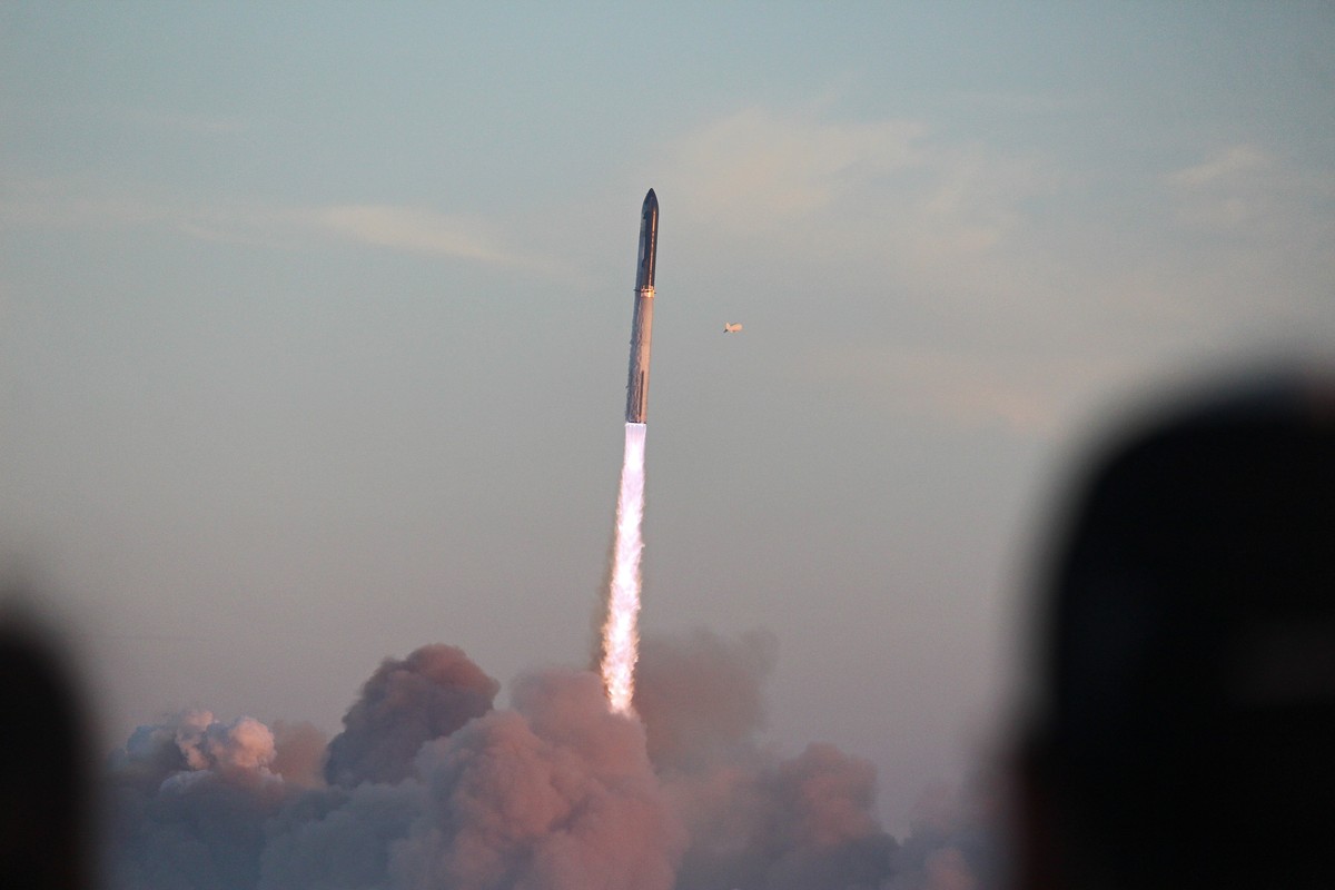 epa10983611 The SpaceX Starship mega rocket takes off, seen from Matamoros, Tamaulipas state, Mexico, 18 November 2023. The second flight test of the uncrewed Starship spacecraft, carried out from Sta ...