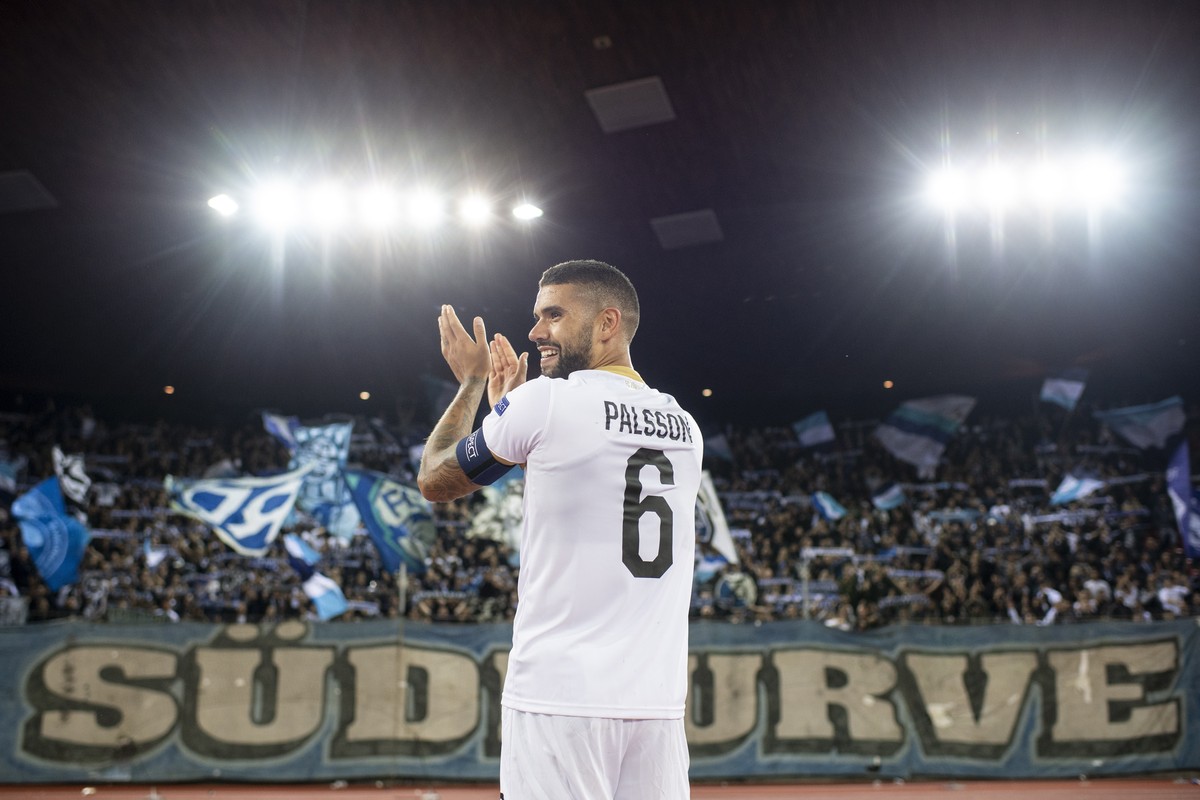 epa07069845 Zurich's Victor Palsson celebrates with supporters after the UEFA Europe League group A soccer match between FC Zurich and PFC Ludogorets Razgrad at the Letzigrund stadium in Zurich,  ...