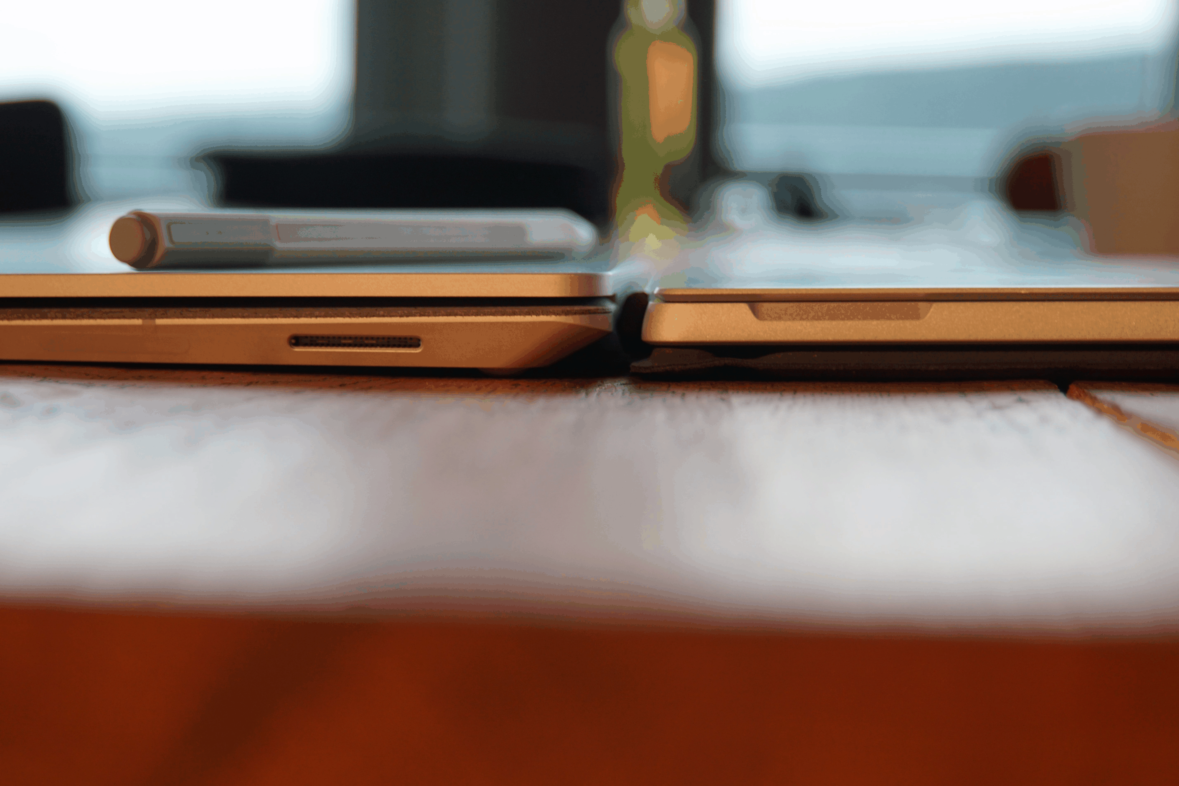 Der Surface Laptop ist minim dicker und etwas schwerer als das Surface Pro (2017) mit Tastatur-Cover.