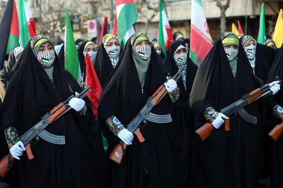 epaselect epa11816428 Members of Iran&#039;s female paramilitary force (Basij) march during an anti-Israel rally in solidarity with the Palestinian and Lebanese people in Tehran, Iran, 10 January 2025 ...