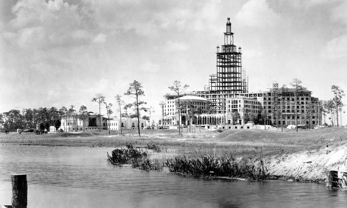 MIAMI: HOTEL CONSTRUCTION. Construction of the Coral Gables Biltmore Hotel in Miami, 1925. PUBLICATIONxNOTxINxUSAxCANxUKxFRAxESPxJPN Copyright: xGRANGERx/xGRANGERx 0095846