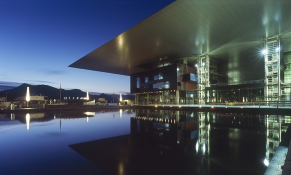 THEMENBILD ZUM 75. GEBURTSTAG DES ARCHITEKTEN JEAN NOUVEL AM 12. AUGUST --- The Culture and Convention Centre Lucerne KKL by French architect Jean Nouvel, pictured on March 31, 2010 in Lucerne, Switze ...