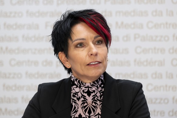 Nationalraetin Sandra Sollberger, SVP-BL, spricht waehrend einer Medienkonferenz von der SVP Schweiz unter dem Titel &quot;Finanzloch: Der Bund vernichtet Milliarden Franken Steuergelder!&quot;, am Fr ...