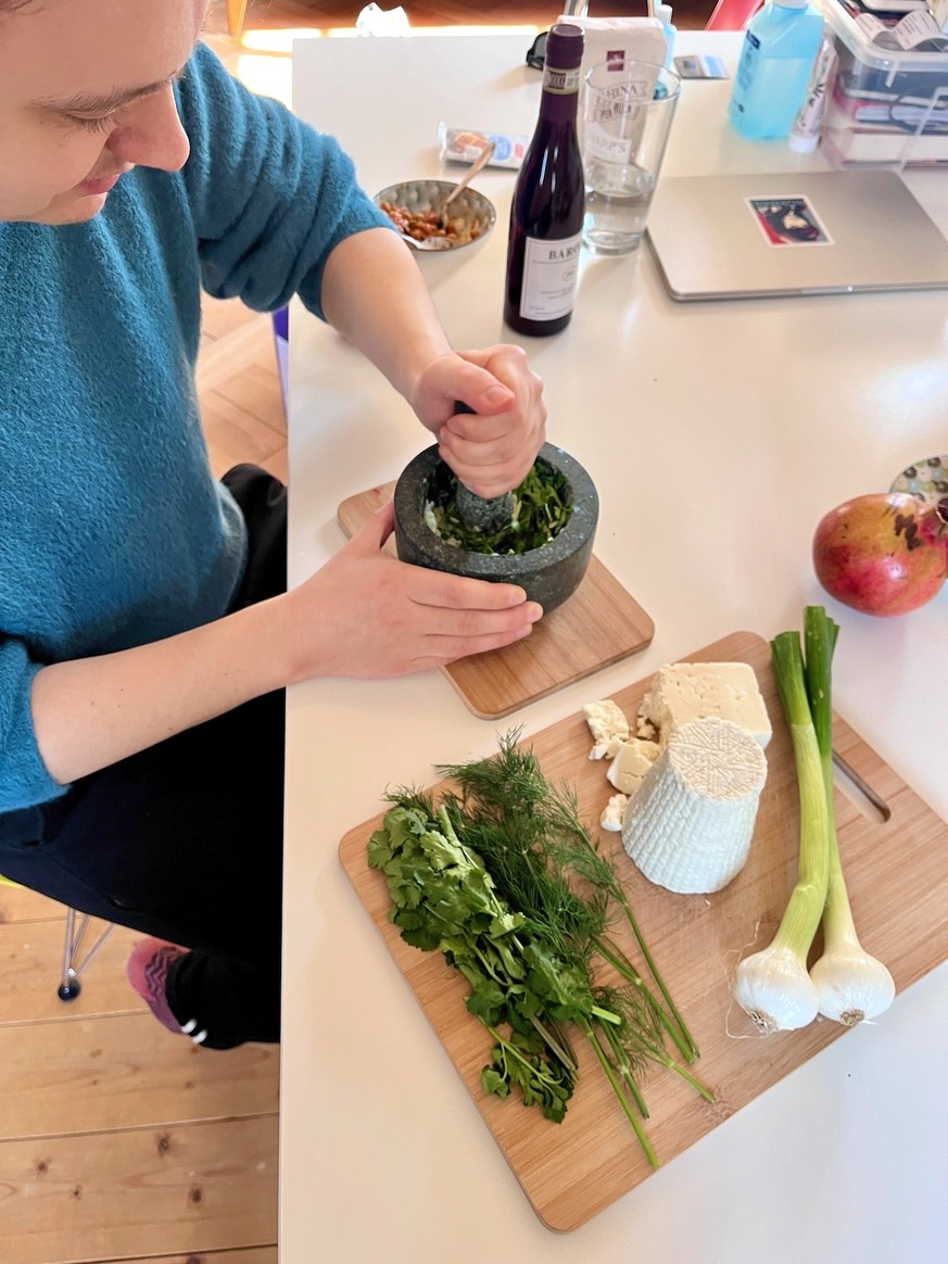 Wir kochen eine 2000-jährige Pizza aus Pompeji. 
F yeah. 
Eine römische Pizza. Literally.