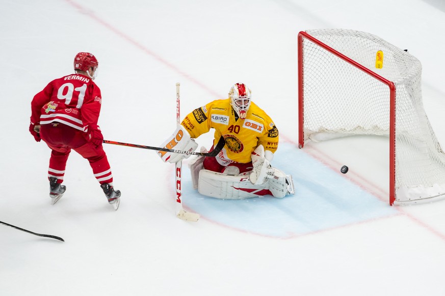 L&#039;attaquant lausannois Joel Vermin, gauche, lutte pour le puck avec le gardien de Langnau Damiano Ciaccio, droite, lors de la rencontre du championnat suisse de hockey sur glace de National Leagu ...