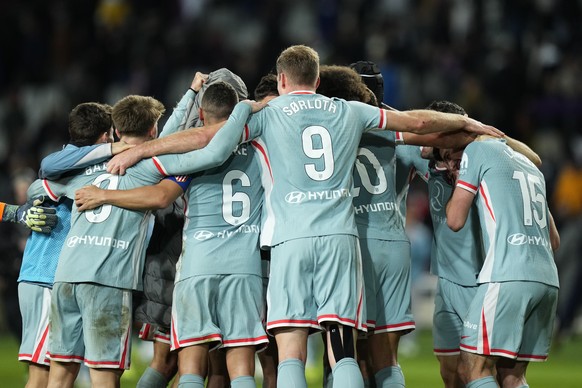 epa11789130 Atletico Madrid� ?s players celebrate winning the Spanish LaLiga EA Sports soccer match between FC Barcelona and Atletico de Madrid at Lluis Companys stadium in Barcelona, Spain, 21 Decemb ...