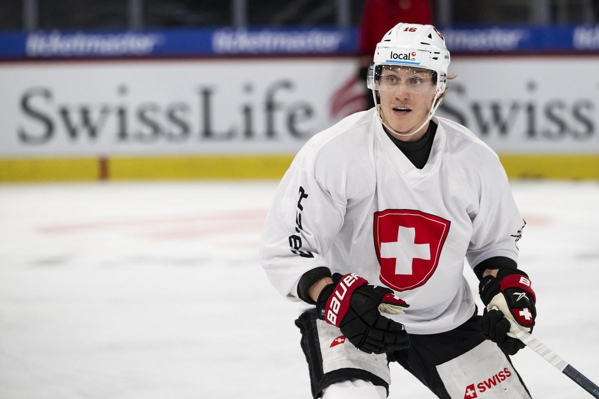 Spieler Dario Wuethrich waehrend eines Trainings der Schweizer Eishockey-Nationalmannschaft, aufgenommen am Mittwoch, 30. April 2025 in der SWISS Arena in Kloten.(KEYSTONE/Ennio Leanza)