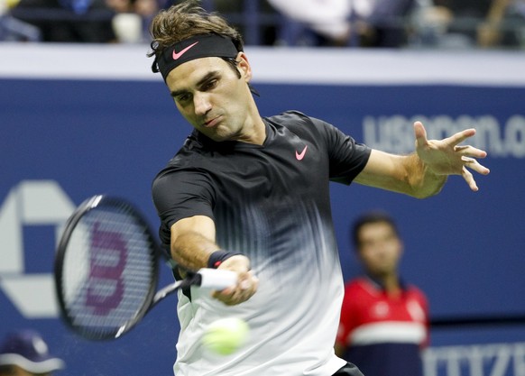 epa06171015 Roger Federer of Switzerland hits a return to Frances Tiafoe of the USA during their match on the second day of the 2017 US Open Tennis Championship at the USTA National Tennis Center in F ...