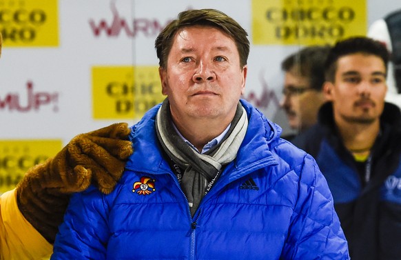 Mascot &quot;Hitsch&quot; and former hockey player Jari Kurri await the Best Player Ceremony, after the game between Finland&#039;s Jokerit Helsinki and Germany&#039;s Adler Mannheim, at the 89th Spen ...