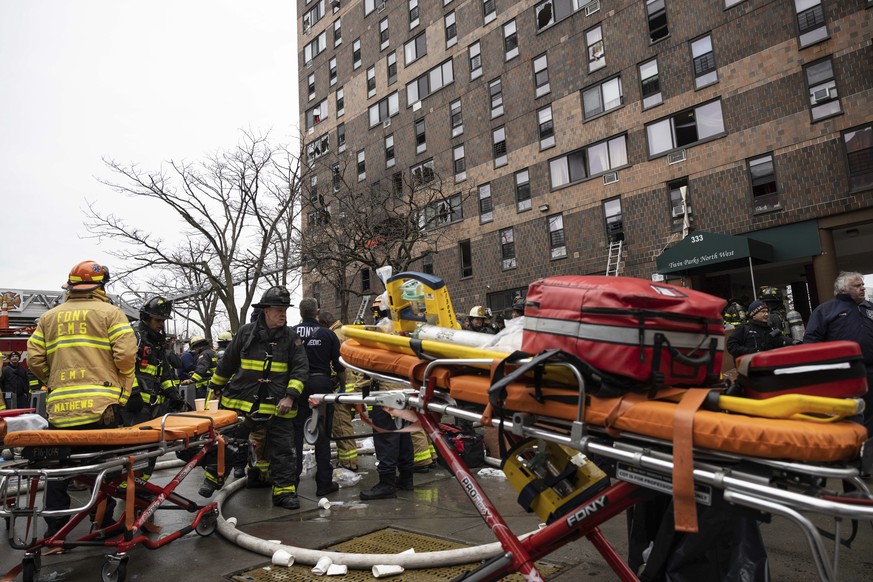 Feuerwehrleute ausserhalb des Gebäudes in den Bronx.