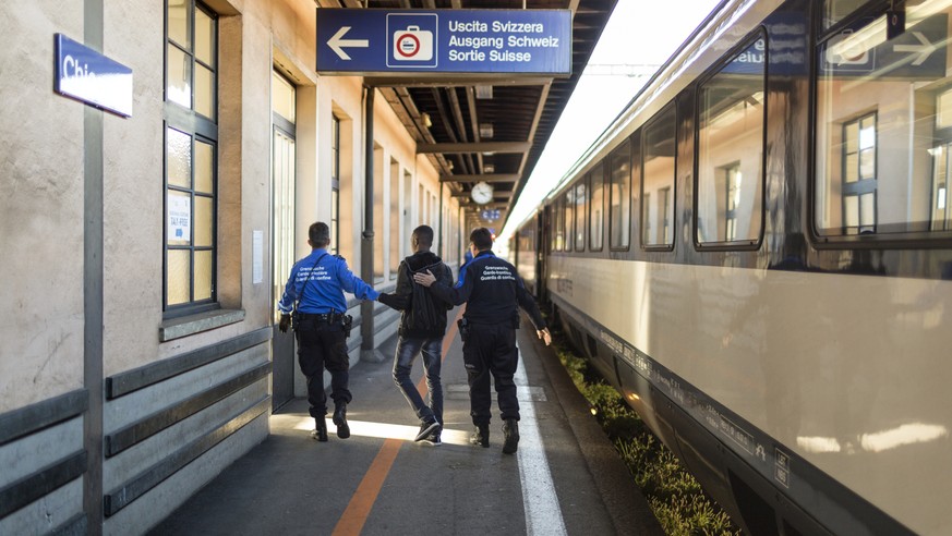 ZUR ARBEIT DER GRENZWACHE STELLEN WIR IHNEN HEUTE FOLGENDES NEUES BILDMATERIAL ZUR VERFUEGUNG --- Members of the Swiss Border Guard Corps accompany an asylum seeker who entered Switzerland by train wi ...