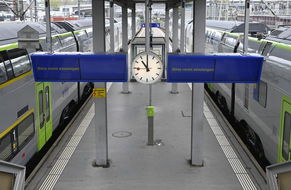 Zuege der BLS und der SBB stehen still im Bahnhof Bern Wandorf am Freitag, 2. Oktober 2020. Im Raum Bern ist der Zugverkehr seit Freitagmorgen stark gestoert. Zuege aus dem Osten der Schweiz koennen w ...